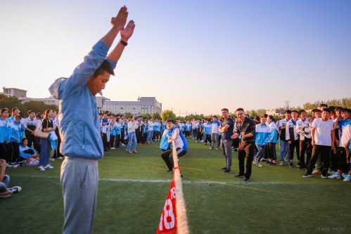 201909【手握長繩氣蓋世 腳踏綠茵震長空——阜陽五中2018級高二學生舉行秋季拔河比賽】2000k 阜陽日報 阜陽發(fā)布 特約攝影 凡偉 18844908911-17 (8)_conew1.jpg