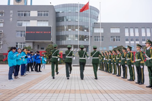 201912【夯實基礎(chǔ) 練就功夫——阜陽五中第七屆國旗護(hù)衛(wèi)隊基本功大賽圓滿成功】潁州晚報 阜陽日報 阜陽發(fā)布 特約攝影記者 凡偉 18844908911 (7)_conew1.jpg