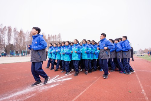 201912【強(qiáng)健體魄 淬煉精神——阜陽五中舉行高一 高二年級跑操比】潁州晚報(bào) 阜陽日報(bào) 阜陽發(fā)布 特約攝影記者 凡偉 18844908911-5_conew1.jpg