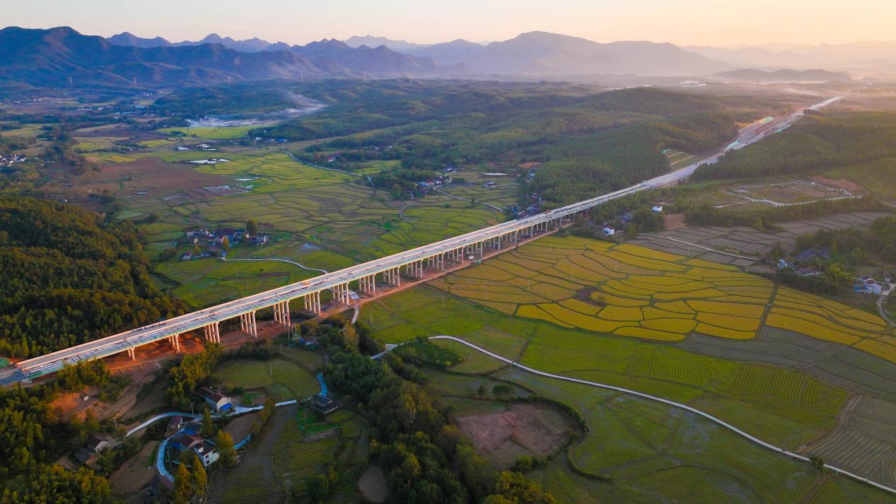 俯瞰正在建設(shè)的柿木河大橋。安徽交控集團供圖