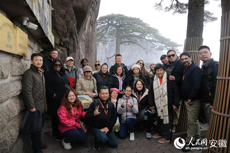 旅行商在黃山迎客松前合影。人民網(wǎng)記者 王曉飛攝